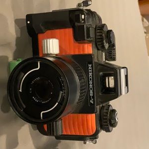 This is an old diving camera and still works